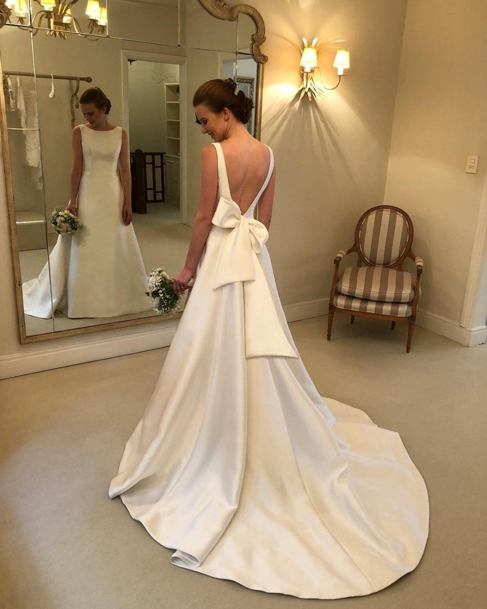 Low back wedding dress «Delphi» with bow